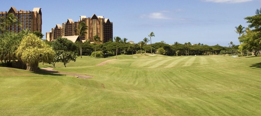 ハワイのゴルフは昼からまわる！